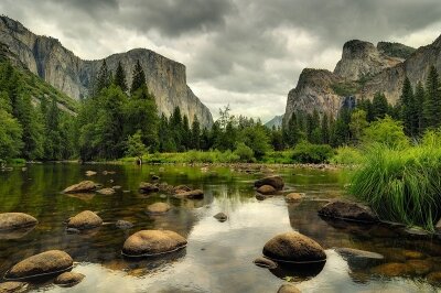 Каменистый берег реки